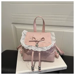 Zaino piccolo floreale rosa con bordo in pizzo fiocco e ciondolo a cuore da donna elegante.