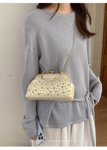 Vue détaillée d'un sac de soirée chic en strass avec fermoir en métal et chaîne.