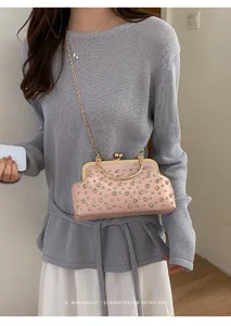 Élégante pochette rose strass fermoir baiser avec chaîne dorée pour soirée femme.
