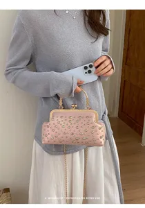 Magnifique sac de soirée rétro rose avec strass et élégante chaîne métallique.