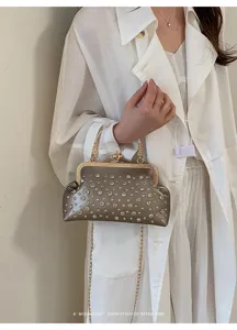 Sac de soirée élégant en métal avec strass et chaîne bandoulière pour femmes chic