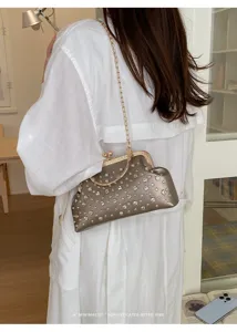 Vue détaillée du sac de soirée vintage strass avec cadre en métal et chaîne chic.