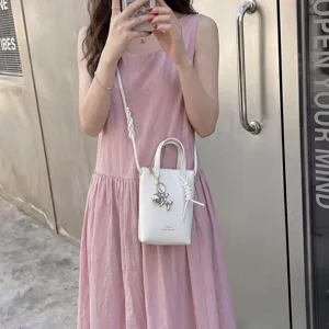 Sac à bandoulière unicolore minimaliste pour femme avec pendentif chien ballon mignon et poignée.