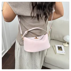 Vue détaillée du sac bandoulière mini rose élégant, doté d'une fermeture métallique chic.