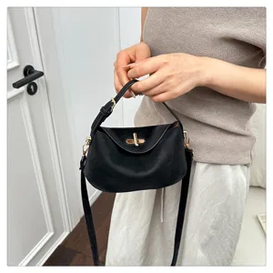 Chic sac à main bandoulière noir mini pour femme avec verrou métallique, style élégant.