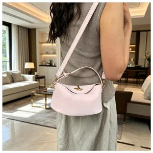 Sac bandoulière mini tendance pour femme en cuir rose avec poignée et joli détail serrure.