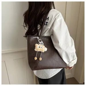 Retro καφέ τσάντα shopper μεγάλη χωρητικότητα ώμου chic casual με χαριτωμένο λούτρινο charm