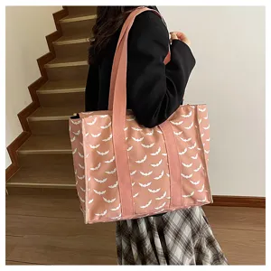 Bolso tote grande de lona rosa con estampado de murcielago, bolsa deportiva y de viaje util.