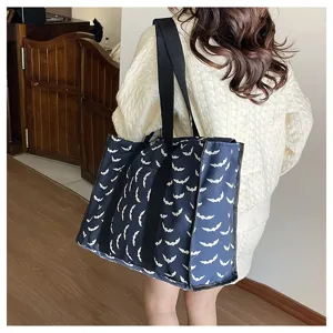 Bolso tote de lona de gran capacidad con elegante estampado de murciélago y asas de hombro.