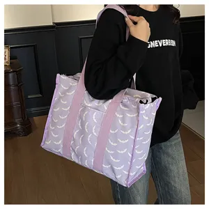 Vista detallada de bolsa de viaje fitness, bolso de lona deportivo con estampado de murciélagos.