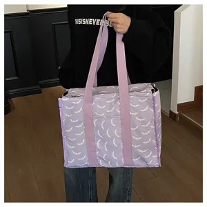 Gran bolsa deportiva morada con motivo de murcielago para viaje fitness y yoga.