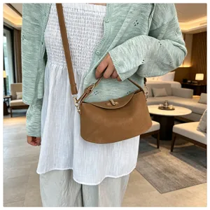 Chic petit sac à bandoulière marron pour femme, sac à main en cuir PU polyvalent mode.