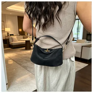 Sac à bandoulière noir pour femme mini sac à main en cuir souple élégant pour tous les jours.