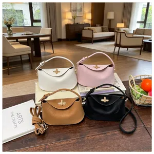 Gros plan de sacs à main mini élégants en blanc, rose, marron et noir pour un usage quotidien.