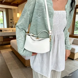 Chic sac à bandoulière minimaliste blanc pour femmes, élégant mini sac à main tendance.