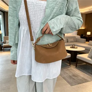 Chic mini sac a bandouliere en cuir pour femme, style sac de main avec chic fermoir.