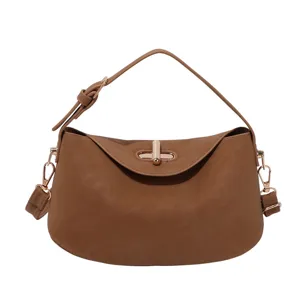 Sac à bandoulière mini en cuir PU marron pour femme, sac à main chic avec détails dorés.