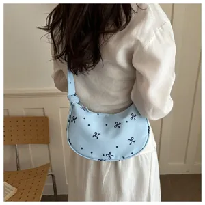 Borsa a tracolla a mezzaluna in tela elegante con stampa a fiocco per uso quotidiano.