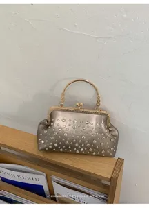 Élégante pochette de soirée en satin et strass avec poignée en métal pour femmes.