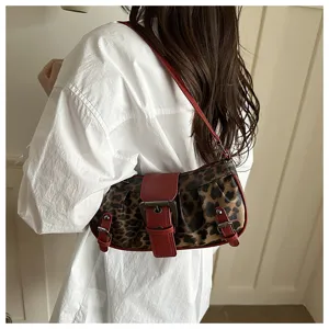 Bolso de hombro retro con estampado de leopardo y hebilla roja elegante mujer.