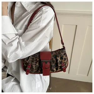 Bolso de hombro retro con estampado de leopardo, elegante bolso de axila plisado con hebilla roja.