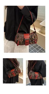 Vista detallada del elegante bolso de hombro con estampado de leopardo, ribete rojo y hebillas.