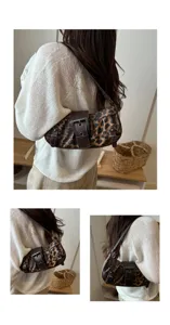 Detalle bolso de hombro plisado leopardo retro, bolso axila hebilla marrón vintage.