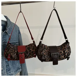 Bolso de hombro retro con estampado de leopardo, hebilla de cuero y detalles metálicos.