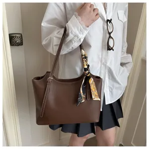 Borsa a tracolla vintage in pelle marrone da donna, grande shopper elegante con foulard.