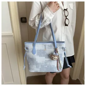 Blau-weiße Farblock Eimer Tasche mit süßem Bär Anhänger stilvoller Schulter Shopper.