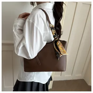 Borsa a tracolla marrone con foulard di seta, perfetta per lavoro e stile casual quotidiano.