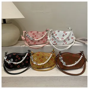 Sac à bandoulière femme élégant petit sac de selle en cuir PU motif lèvres chaîne perle