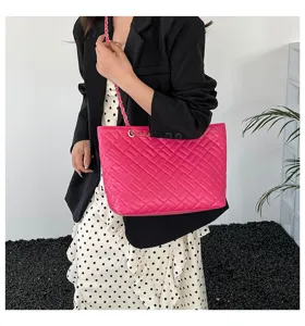 Grande borsa a tracolla trapuntata, elegante borsa shopper con catena per donna stile.
