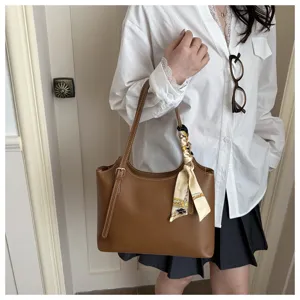 Borsa a tracolla marrone borsa da lavoro pendolare con dettaglio di foulard in seta chic