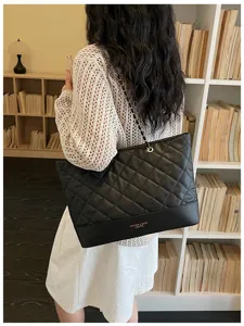 Schwarze gesteppte Tote Tasche mit Kettengurt, elegante Damen Leder Umhängetasche Detailansicht.