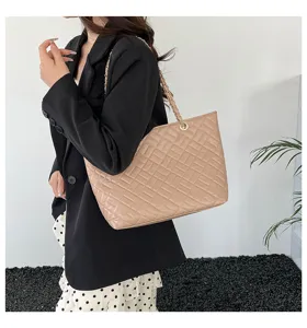 Vista dettagliata della borsa trapuntata elegante con trama raffinata e catena.