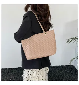 Grande borsa shopper trapuntata da donna con tracolla a catena stile elegante