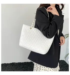 Borsa shopper trapuntata bianca con catena, elegante borsa a spalla grande per donna quotidiana.