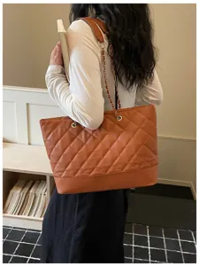 Braune gesteppte Leder Kettentasche, elegante Schultertasche für Damen im Alltag.