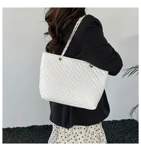 Borsa shopper trapuntata grande da donna con catena elegante borsa a spalla casual bianca