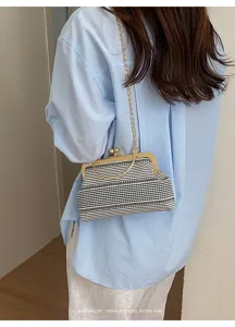 Détail de sac à bandoulière rétro rayé noir et blanc avec fermoir cadre élégant mode