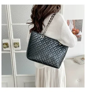Grande borsa shopper trapuntata nera da donna, elegante borsa a tracolla con catena alla moda.