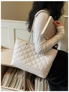 Detailansicht der weißen gesteppten Damentragetasche mit Kettengürtel und elegantem Design.