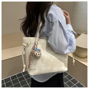 Stilvolle Leinen Eimer Tasche mit Bär Anhänger, lässige Handtasche für Damen in trendigem Design.
