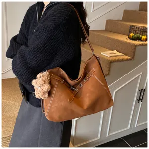 Braune Vintage Schultertasche für Damen, große weiche Beuteltasche mit süßem Bärenanhänger.