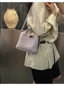 Κομψή λιλά τσάντα bucket με λουρί, casual γυναικεία τσάντα χιαστί λεπτομέρεια προϊόντος.