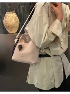 Κομψή και μοντέρνα ροζ τσάντα bucket για γυναίκες, casual τσάντα ώμου και χειρός με στυλ.