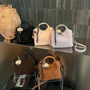 Μοντέρνα γυναικεία τσάντα χεριού, κομψή casual τσάντα ώμου με χνουδωτό στολίδι.