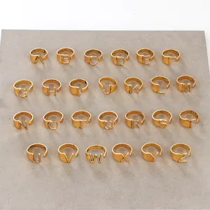Ensemble de bagues alphabet dorees vintage 26 lettres ouvertes en cuivre detail