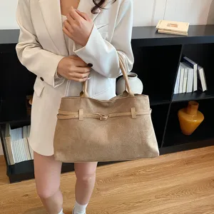 Minimalist retro large capacity tote bag for women, casual versatile commuter shoulder bag.